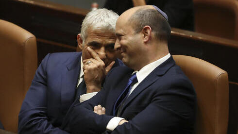 Yair Lapid y Naftali Bennett en la Knesset para la votación del domingo que los convirtió en canciller y primer ministro, respectivamente. 