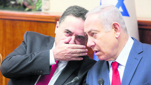 Israel Katz secretea con Benjamín Netanyahu en la Knesset. 