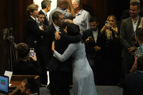 El primer ministro Naftalí Bennett abraza a Shirley Pinto en la Knesset.