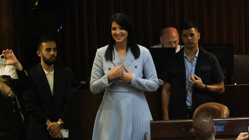 Shirley Pinto durante su juramento histórico en la Knesset. 