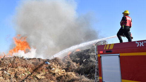 Bomberos luchan contra el fuego causado por globos incendiarios.