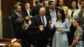El primer ministro Naftalí Bennett y Shirley Pinto en la Knesset.