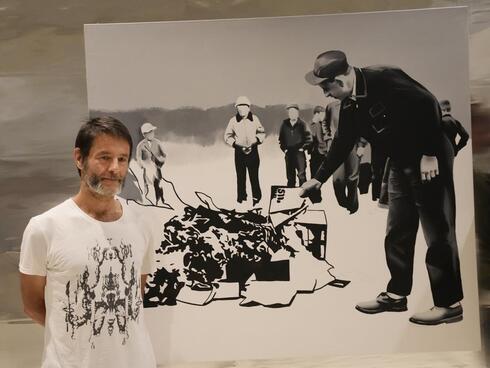El artista polaco junto a una de sus obras. (AP) El artista polaco junto a una de sus obras.