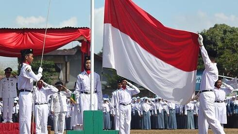 Una ceremonia de izamiento de la bandera nacional de Indonesia en Yakarta