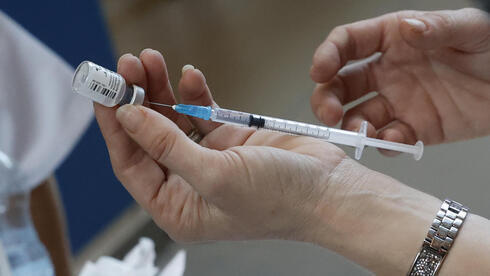 Aplicación de la vacuna de Pfizer en el Hospital Ichilov. 