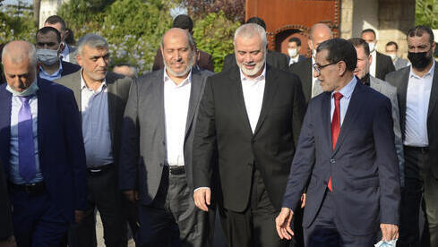 El primer ministro marroquí, Saad Dine El Otmani (derecha), recibe al líder de Hamás, Ismail Haniyeh (segundo desde la derecha), en Rabat. 