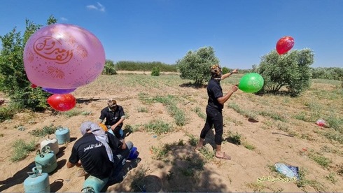 Un escuadrón terrorista prepara los globos incendiarios para lanzar a Israel. 
