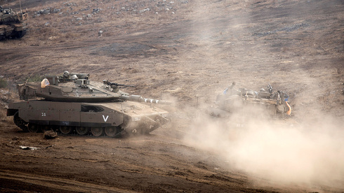 Tanques israelíes en la frontera con Siria.