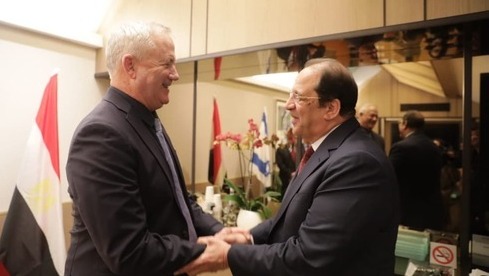 El ministro de Defensa, Benny Gatz, se reunió con el jefe de inteligencia egipcio Kamel Abbas en Jerusalén el mes pasado, luego de que la tregua negociada en El Cairo entró en vigencia en Gaza. 