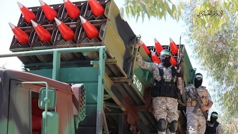 Los miembros del ala militar de Hamas muestran sus cohetes en un desfile de Gaza tras el conflicto de mayo con Israel. 