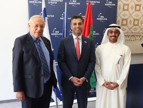 El joven emiratí, vestido de blanco, junto al embajador de los Emiratos en Israel. 