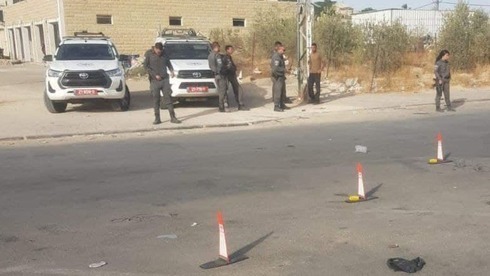 Fuerzas de seguridad en el lugar de un tiroteo en Rahat que dejó dos hombres heridos, uno de grave