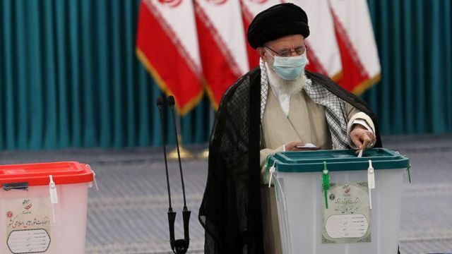 El ayatola Alí Jamenei abrió la votación. 