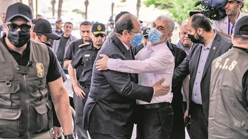 El jefe de inteligencia de Egipto, Abbas Kamel, abraza al líder de Hamas en Gaza, Yahya Sinwar, durante una visita a la Franja para apuntalar el alto el fuego de mayo de 2021. 