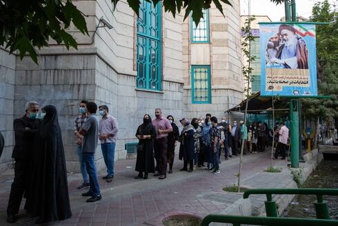 Iraníes hacen fila en Teherán para votar. 