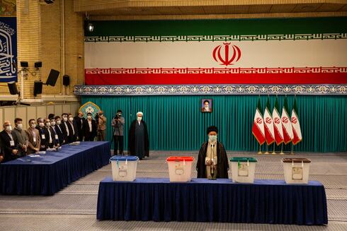 El líder ayatola Alí Jamenei emitiendo su apoyo a Raisi. 