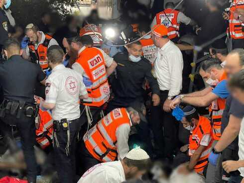 Rescatistas del servicio voluntario United Hatzalah intentan llegar a los heridos durante la tragedia de Merón. 