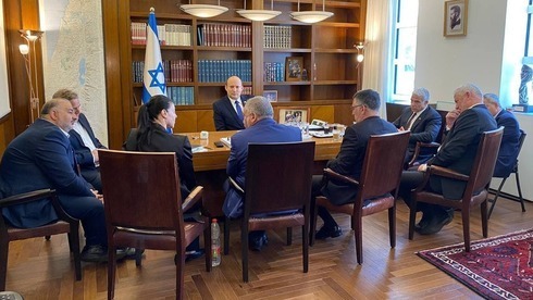 Los jefes de los partidos en la nueva coalición se reúnen el domingo en la oficina del primer ministro en Jerusalem. 