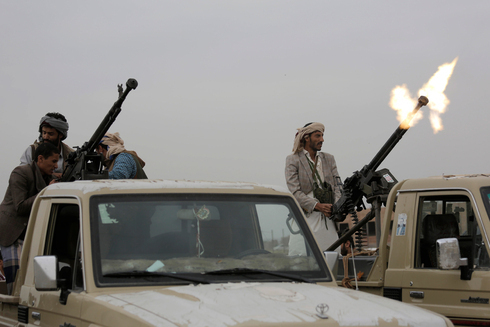 Rebeldes hutíes armados alineados con Irán en Sanaa, Yemen. 