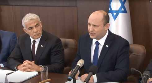 El primer ministro de Israel, Naftalí Bennett, se dirige al gabinete mientras lo escucha el ministro de Relaciones Exteriores, Yair Lapid. 
