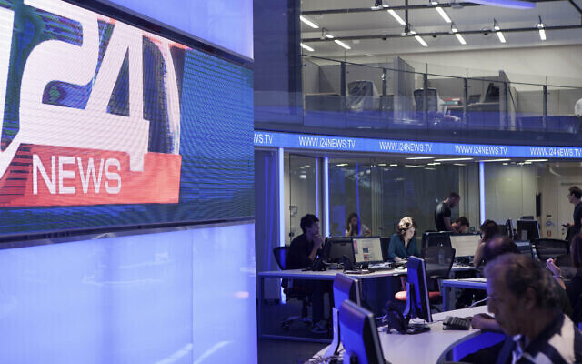 Periodistas trabajan en un estudio del canal de televisión i24news en Tel Aviv. 