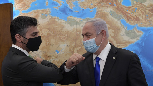 El ex primer ministro Benjamín Netanyahu se reúne con el embajador Mohamed Al Khaja de los Emiratos Árabes Unidos en Jerusalem en marzo. 