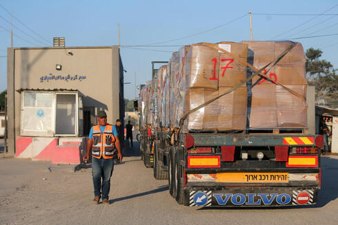 Camiones palestinos con mercancías para exportación en el cruce Kerem Shalom tras la flexibilización de las restricciones. 