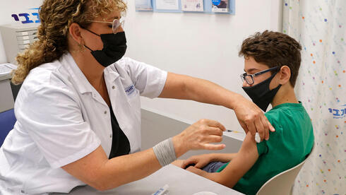 Un niño de 12 años recibe la vacuna contra el coronavirus en Tel Aviv. 