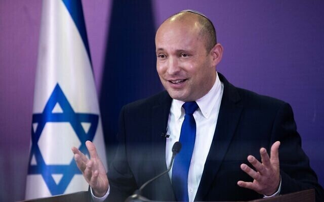 El primer ministro designado y líder del partido Yamina, Naftali Bennett, da una conferencia de prensa en la Knesset.