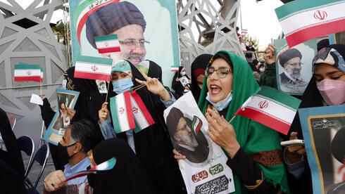 Los iraníes celebran la victoria de Raisi.