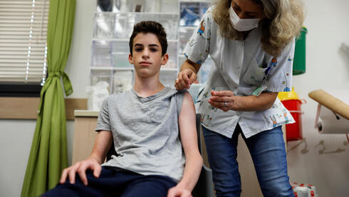 Un menor de edad recibiendo la vacuna contra el coronavirus en Israel. 