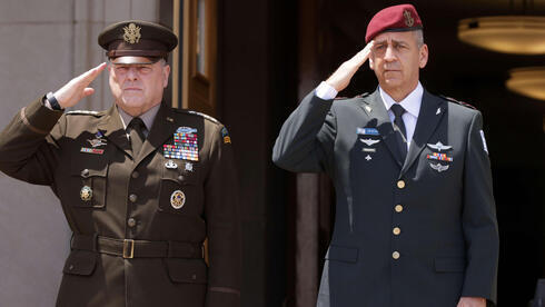 El jefe del Estado Mayor Conjunto del Ejército de EE.UU., Mark Milley, y el jefe del Estado Mayor de las FDI, teniente general Aviv Kochavi. 