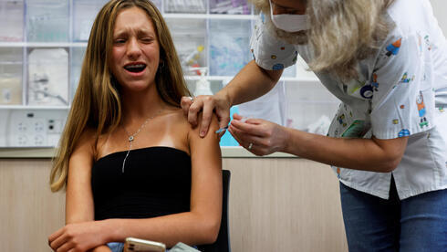 Una adolescente vacunada en Tel Aviv, Israel. 
