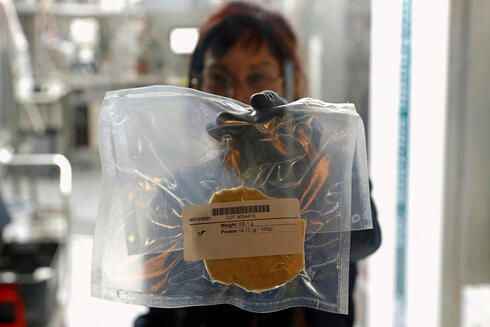 Pollo cultivado en laboratorio de SuperMeat en una bolsa sellada. (AFP) Pollo cultivado en laboratorio de SuperMeat en una bolsa sellada.