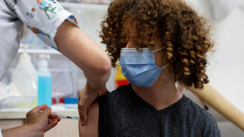Un adolescente recibe su dosis contra COVID-19 en una clínica de Tel Aviv. 