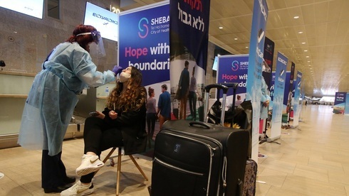 Los recién llegados al aeropuerto Ben Gurion se someten a pruebas de detección de coronavirus. 