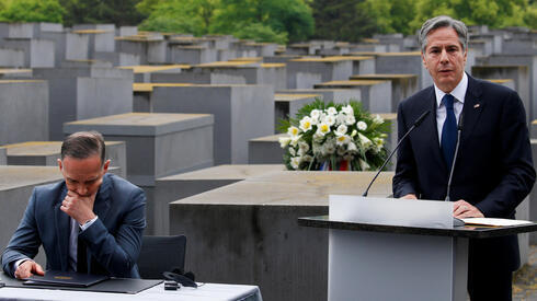 El secretario de Estado de Estados Unidos, Blinken, habla junto al ministro de Relaciones Exteriores alemán, Heiko Maas, durante una visita al Memorial del Holocausto. 