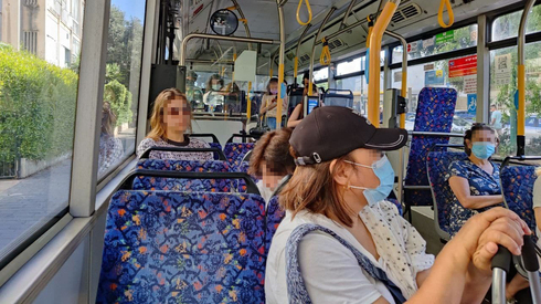 Autobus en Israel después de la suspensión del uso obligatorio de máscaras. 