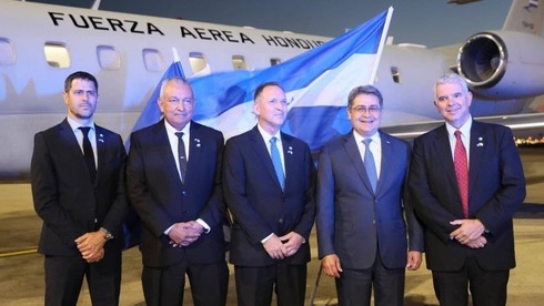 El presidente de Honduras, Juan Orlando Hernández (segundo desde la derecha) tras su llegada a Israel.