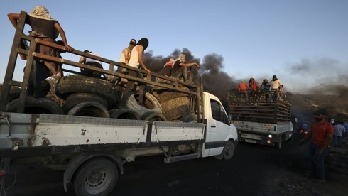 Camiones cargados con neumáticos para quemar en las protestas. 