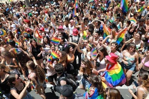Decenas de miles de personas asisten a la Marcha del Orgullo Gay en Tel Aviv.