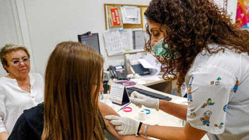 Una adolescente recibe la vacuna contra el coronavirus en la ciudad de Holon. 