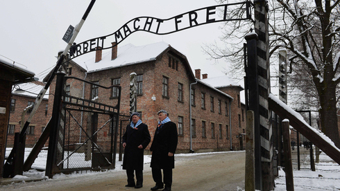 Sobrevivientes del Holocausto a la entrada del campo de concentración de Auschwitz en 2015. 