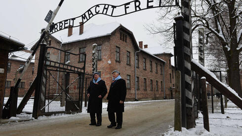 Sobrevivientes del Holocausto a la entrada del campo de concentración de Auschwitz en 2015. 
