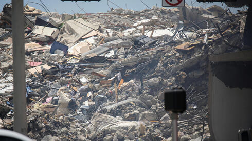 Escombros tras el derrumbe de un edificio en Miami. 