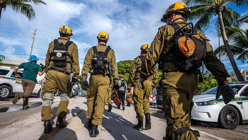 Miembros del equipo de búsqueda y rescate de Israel en el lugar del colapso del edificio. 