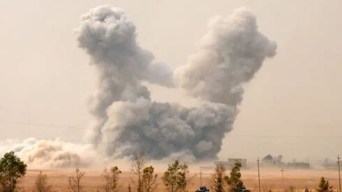 Imagen de archivo que muestra el humo que se eleva tras un ataque aéreo estadounidense en Irak, el 24 de octubre de 2016. 