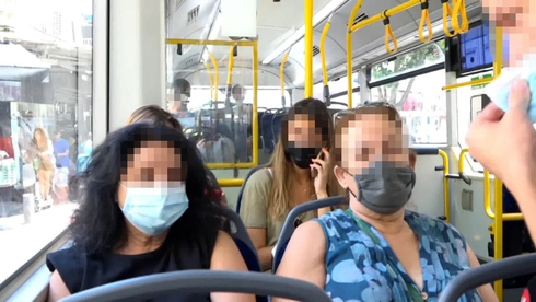 Pasajeros llevan mascarillas en un autobús de Tel Aviv el domingo, después de que se volvieran a endurecer las restricciones contra el COVID.