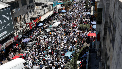 Miles de personas se reúnen en Ramala para protestar por la muerte del crítico de la AP, Nizar Banat.