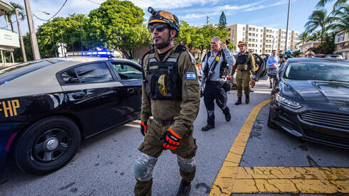 El equipo de búsqueda y rescate israelí en Miami el domingo. 